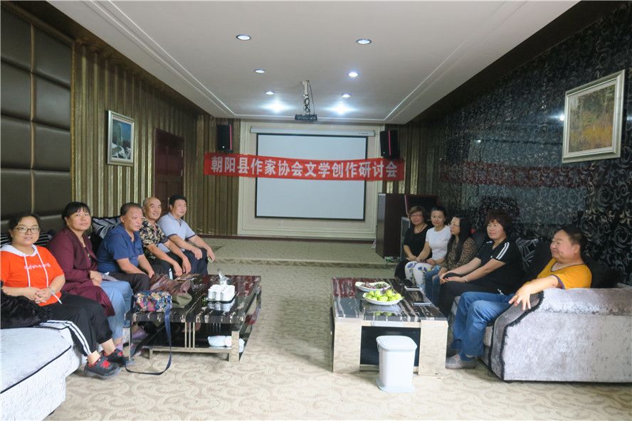 研讨会现场与会人员与山庄主人许永志合影(前排左起:周莲珊,郑海涛