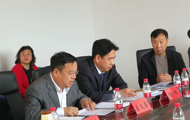王文书主席作报告(左起:王文书,杨旭,邸玉超)